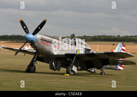 North American P-51K Mustang 44-12016 N98CF 'fragile mais agile' sur l'herbe à Duxford Banque D'Images