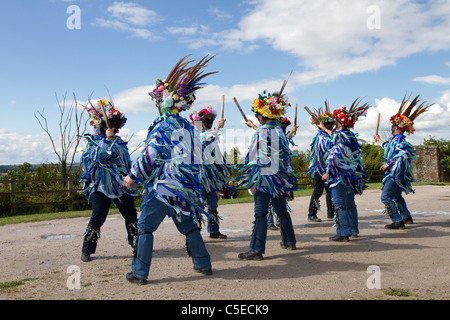 Danseuses Exmoor Border Morris, à fond noir, portant de longs chiffons déchirés, des vêtements en matériaux bleus et blancs larges, des vêtements et des festivités dansantes, un événement en plein air, danseur de rue, danseurs costumés, chiffons longs, Cloggies, spectacle, spectacle de musiciens folkloriques, musiciens multicolores, populaire, spectacle traditionnel de divertissement rural au Tutbury Castle Weekend of Dance Derbyshire, Royaume-Uni. Banque D'Images