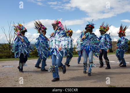 Danseuses Exmoor Border Morris, à fond noir, portant de longs chiffons déchirés, des vêtements en matériaux bleus et blancs, des vêtements et des danses, des événements en plein air, danseur de rue, danseurs costumés, des chiffons longs, des cloggies, spectacle, représentation de musiciens folkloriques, musiciens multicolores, populaire, Spectacle de divertissement traditionnel au Tutbury Castle Weekend of Dance Derbyshire, Royaume-Uni. Banque D'Images