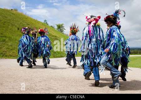 Danseuses Exmoor Border Morris, à fond noir, portant de longs chiffons déchirés, des vêtements en matériaux bleus et blancs, des vêtements et des danses, des événements en plein air, danseur de rue, danseurs costumés, des chiffons longs, des cloggies, spectacle, représentation de musiciens folkloriques, musiciens multicolores, populaire, Spectacle de divertissement traditionnel au Tutbury Castle Weekend of Dance Derbyshire, Royaume-Uni. Banque D'Images