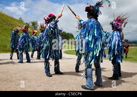 Danseuses Exmoor Border Morris, à fond noir, portant de longs chiffons déchirés, des vêtements en matériaux bleus et blancs, des vêtements et des danses, des événements en plein air, danseur de rue, danseurs costumés, des chiffons longs, des cloggies, spectacle, représentation de musiciens folkloriques, musiciens multicolores, populaire, Spectacle de divertissement traditionnel au Tutbury Castle Weekend of Dance Derbyshire, Royaume-Uni. Banque D'Images