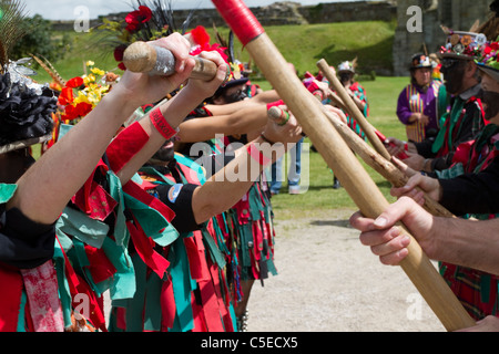 Powderkegs Danseurs Morris, Morris Dancers, détail et des personnes, les vêtements, la danse, la fête, événement, à l'extérieur, des danseurs de rue, de musique, de costumes, de danseur, de performance, de la musique folklorique populaire, l'histoire, les hommes, Morris Dancers, multicolore, fête de la musique, des musiciens, des vêtements traditionnels, des danses traditionnelles, l'affichage du groupe effectuant à Tutbury Castle Week-end du Derbyshire, Royaume-Uni Danse Banque D'Images