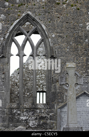 Fenêtre gothique, Monastère Kilmacduagh, comté de Galway, Irlande Banque D'Images