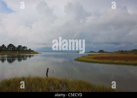 L'approche des orages sur un matin d'été encore près de Apalachicola, Florida Banque D'Images