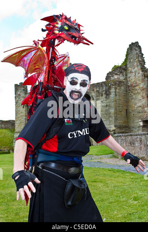 Welsh Dragon  Morris Dancers, détail et personnes, effectuant à Tutbury Castle Week-end du Derbyshire, Royaume-Uni Danse Banque D'Images