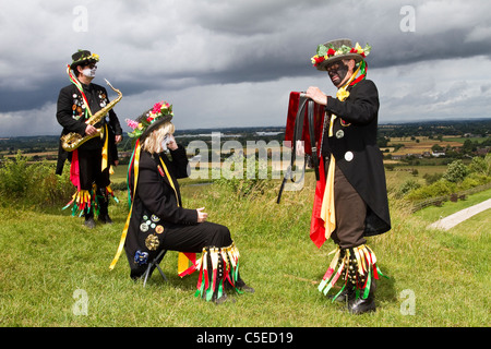 Powderkegs Morris, danseurs et amuseurs publics, de détails et de personnes, effectuant à Tutbury Castle Week-end du Derbyshire UK Danse. Un groupe mixte d'hommes et de femmes qui la danse traditionnelle et l'évolution des Border Morris. On croit que les danseurs frontière déguisement remonte à l'époque de 'travailleurs' (la maison est liée à l'emploi) lorsque pendant fois argent pourrait être faite dans les foires de danser et jouer de la musique. Les travailleurs seraient expulsées si pris par le Squire donc ils ont utilisé le matériel à portée de main - chiffons et de poussière de charbon de se déguiser. Banque D'Images