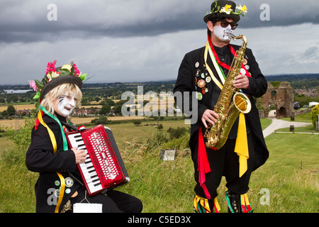 Powderkegs Morris, danseurs et amuseurs publics, de détails et de personnes, effectuant à Tutbury Castle Week-end du Derbyshire UK Danse. Un groupe mixte d'hommes et de femmes qui la danse traditionnelle et l'évolution des Border Morris. On croit que les danseurs frontière déguisement remonte à l'époque de 'travailleurs' (la maison est liée à l'emploi) lorsque pendant fois argent pourrait être faite dans les foires de danser et jouer de la musique. Les travailleurs seraient expulsées si pris par le Squire donc ils ont utilisé le matériel à portée de main - chiffons et de poussière de charbon de se déguiser. Banque D'Images