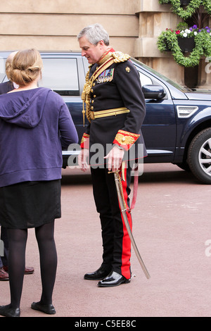 Le jour du mariage royal 2011 finement,habillé de gentleman permanent militaire parle de deux femmes à l'arrière du palais de Buckingham. Banque D'Images