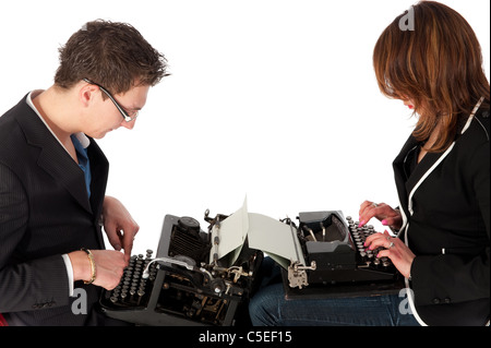 Couple est de taper à la machine à écrire noire à l'ancienne Banque D'Images