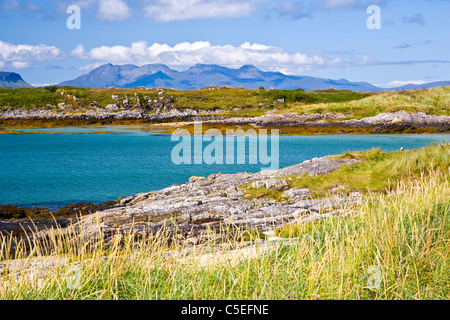 L'île de Rum vue de la plage à proximité de Traigh Portnaluchaig;Arisaig;Ecosse Banque D'Images