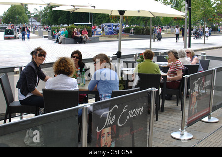 Tables de café de la chaussée, Stratford-upon-Avon, Royaume-Uni Banque D'Images