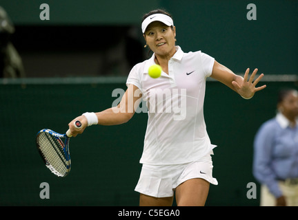 Na Li (CHN) en action lors de l'édition 2011 des Championnats de tennis de Wimbledon Banque D'Images