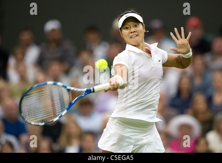 Na Li (CHN) en action lors de l'édition 2011 des Championnats de tennis de Wimbledon Banque D'Images