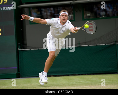 Gilles Muller (LUX) en action lors de l'édition 2011 des Championnats de tennis de Wimbledon Banque D'Images