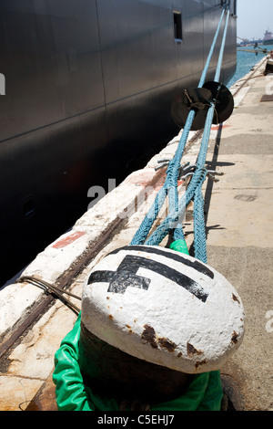Les aussières fixé au quai paquebot holding bittes de Quayside Gibraltar Banque D'Images