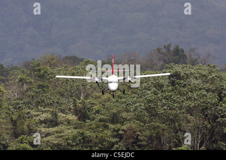 Avion atterrissage sur une séquence dans la forêt tropicale du parc national Darién au Panama. Banque D'Images