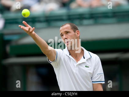 Michael Llodra (FRA) en action lors de l'édition 2011 des Championnats de tennis de Wimbledon Banque D'Images