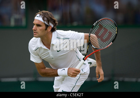 Roger Federer (SUI) en action lors de l'édition 2011 des Championnats de tennis de Wimbledon Banque D'Images