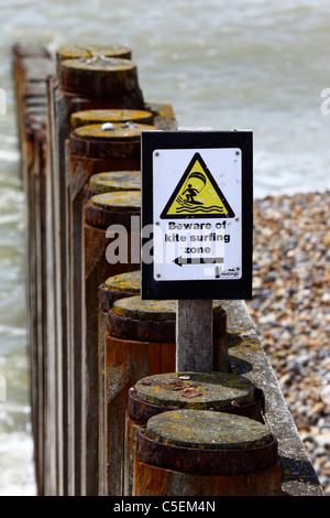 Méfiez-vous de la zone de kite surf signe sur épi, St Leonards on Sea, East Sussex, Angleterre Banque D'Images