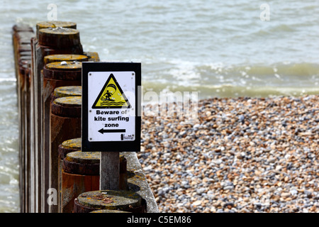 Méfiez-vous de la zone de kite surf signe sur épi, St Leonards on Sea, East Sussex, Angleterre Banque D'Images