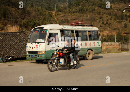 Bus pour le célèbre les rizières en terrasses de Longji dans Ping An, Guangxi, China, Asia Banque D'Images