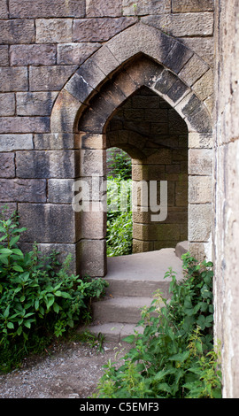 Vue à travers porte à Liverpool Château près de Bolton. Banque D'Images