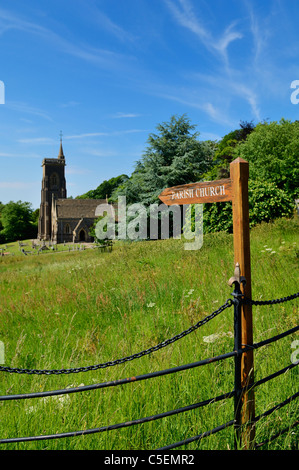 La lecture de l'église paroissiale indique l'église St Audries, également connue sous le nom de St Ethelreds, à West Quantoxhead, au pied des collines de Quantock, Somerset, Angleterre. Le foyer est sur le signe et l'église est hors foyer. Banque D'Images