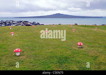 Toadstool artificiel peint des évents sur le mont à Devonport Auckland Nouvelle-Zélande avec en arrière-plan de Rangitoto Banque D'Images