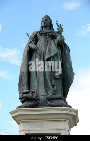 Statue de la reine Victoria en Grand Avenue Hove, elle a été érigée pour commémorer le 60e anniversaire de son accession au trône Banque D'Images