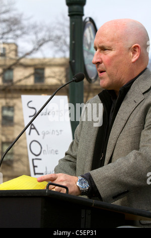 Rory Jones, lors d'une manifestation de personnes qui protestent contre les coupures au financement de l'éducation dans la région de Boise, Idaho, USA. Banque D'Images