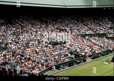 Vue générale du Centre Court foule pendant la finale du tournoi à l'édition 2011 Tennis de Wimbledon Banque D'Images