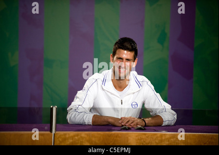 Novak Djokovic (SRB) parle aux médias lors d'une conférence de presse après la victoire à l'édition 2011 des Championnats de tennis de Wimbledon Banque D'Images