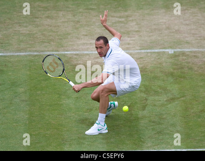 Michael Llodra (FRA) en action lors de l'édition 2011 des Championnats de tennis de Wimbledon Banque D'Images