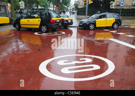 Des taxis attendent des Ramblas Barcelona Banque D'Images