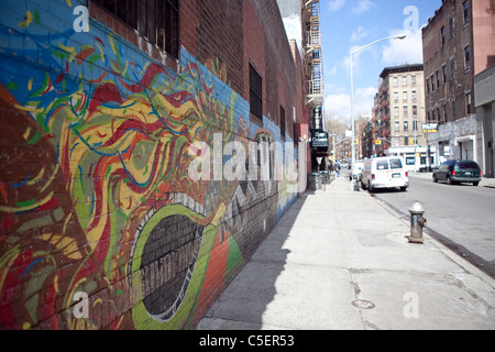 Graffitis colorés sur un mur rue de Manhattan Banque D'Images