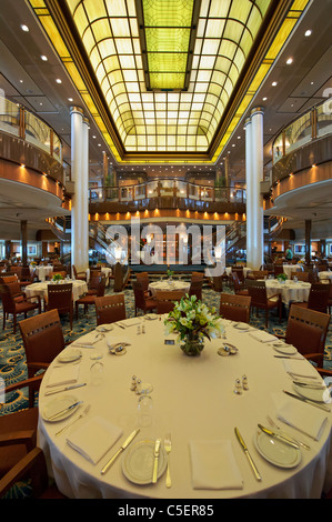 Le somptueux restaurant de l'établissement Britannia sur le paquebot Queen Mary 2. Banque D'Images