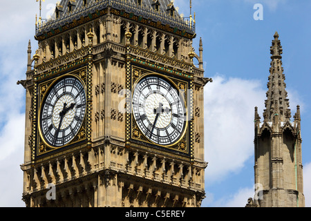 Big Ben clock tower vu de la place du Parlement, Westminster, Londres, Angleterre Banque D'Images