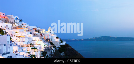 Thira, Santorin, île grecque, la Grèce, l'Europe panorama de la ville et des maisons blanches Cyclades Caldera Banque D'Images