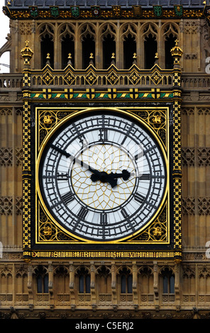 Close up of Big Ben clock tower vu de la place du Parlement, Westminster, Londres, Angleterre Banque D'Images