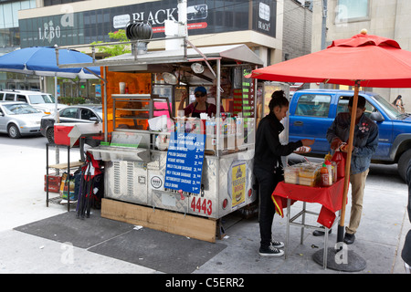Le vendeur de hot-dog rue centre-ville de Toronto (Ontario) Canada Banque D'Images