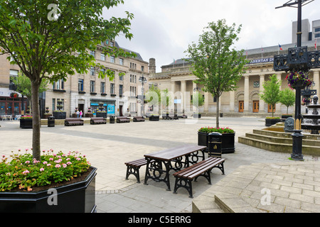 Place de la ville dans le centre-ville avec la Caird Hall dans l'arrière-plan, Dundee, basses terres centrales, Ecosse, Royaume-Uni