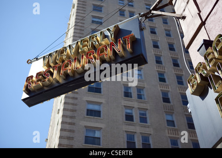 Waverly Restaurant sign, West Village, New York City avec ciel bleu et toile de bâtiment Banque D'Images