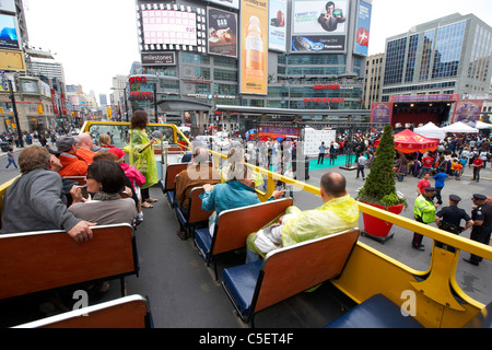 Open top tour de ville guidé en autobus du centre-ville de pont supérieur de Dundas Square Yonge Toronto ontario canada Banque D'Images