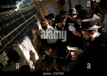 Les hommes juifs ultra orthodoxe prier pendant 17 jours à l'intérieur de la rapide Tamouz tombe de Rachel biblique, troisième lieu saint du judaïsme de culte, dans la ville cisjordanienne de Bethléem le 19 juillet 2011. La dix-septième Tamouz est un jour de deuil national pour se rappeler les nombreuses tragédies qui ont frappé le peuple juif au cours des siècles. Banque D'Images