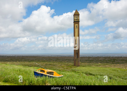 Le vieux phare à Rampside, près de Barrow-in-Furness, avec Roa Island dans la distance, Cumbria, Angleterre, Royaume-Uni Banque D'Images