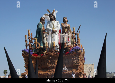 Le Jésus del Silencio de fraternité au cours d'une procession de la Semaine Sainte de Pâques à Cordoue, Andalousie, espagne. Banque D'Images