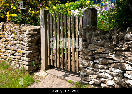 Maison de campagne mur en pierre et la barrière en bois.format paysage.copier l'espace. Banque D'Images