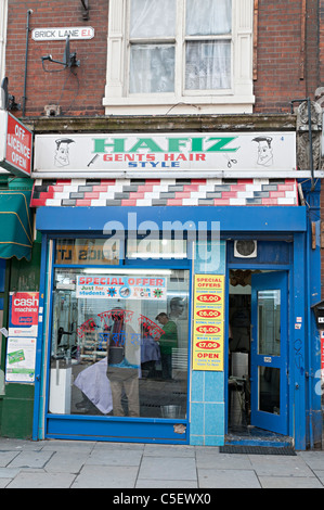 Le célèbre restaurant curry signe Brick Lane dans l'East End de Londres hafiz messieurs coiffeur Banque D'Images