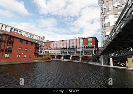 L'arrière de la boîte aux lettres Birmingham avec des boutiques et de la bbc birmingham avec canal à l'arrière Banque D'Images