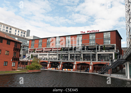 L'arrière de la boîte aux lettres Birmingham avec des boutiques et de la bbc birmingham avec canal à l'arrière Banque D'Images